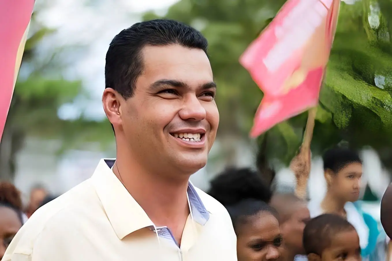 Barreto sorrindo em meio à população durante agenda na Bahia
