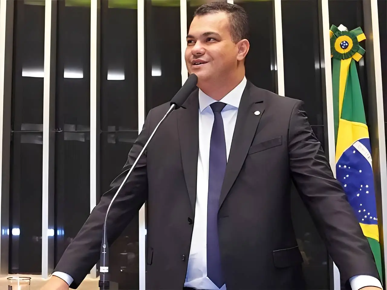 Barreto sorrindo no plenário da Câmara dos Deputados